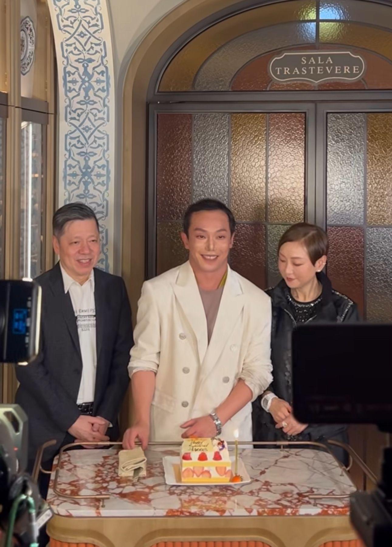 生日會上,陳柏熹在父母陪同下切蛋糕。