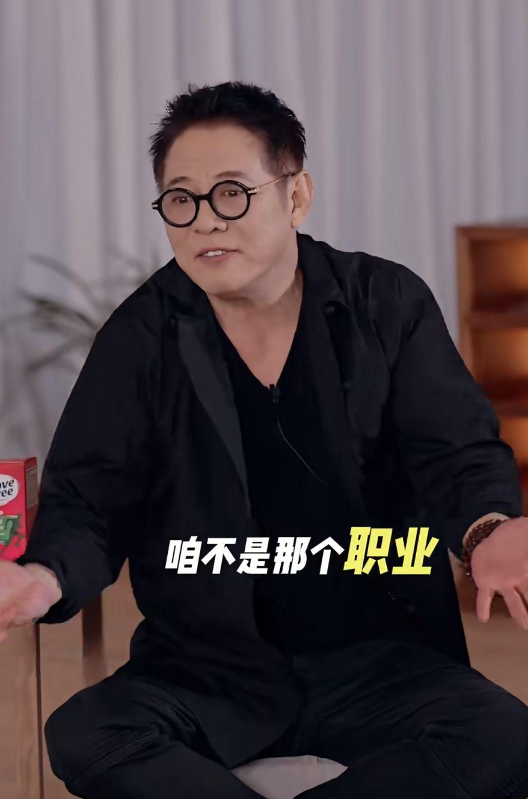 李連杰以全黑裝扮示人,兼且戴上眼鏡,打扮得相當有型!