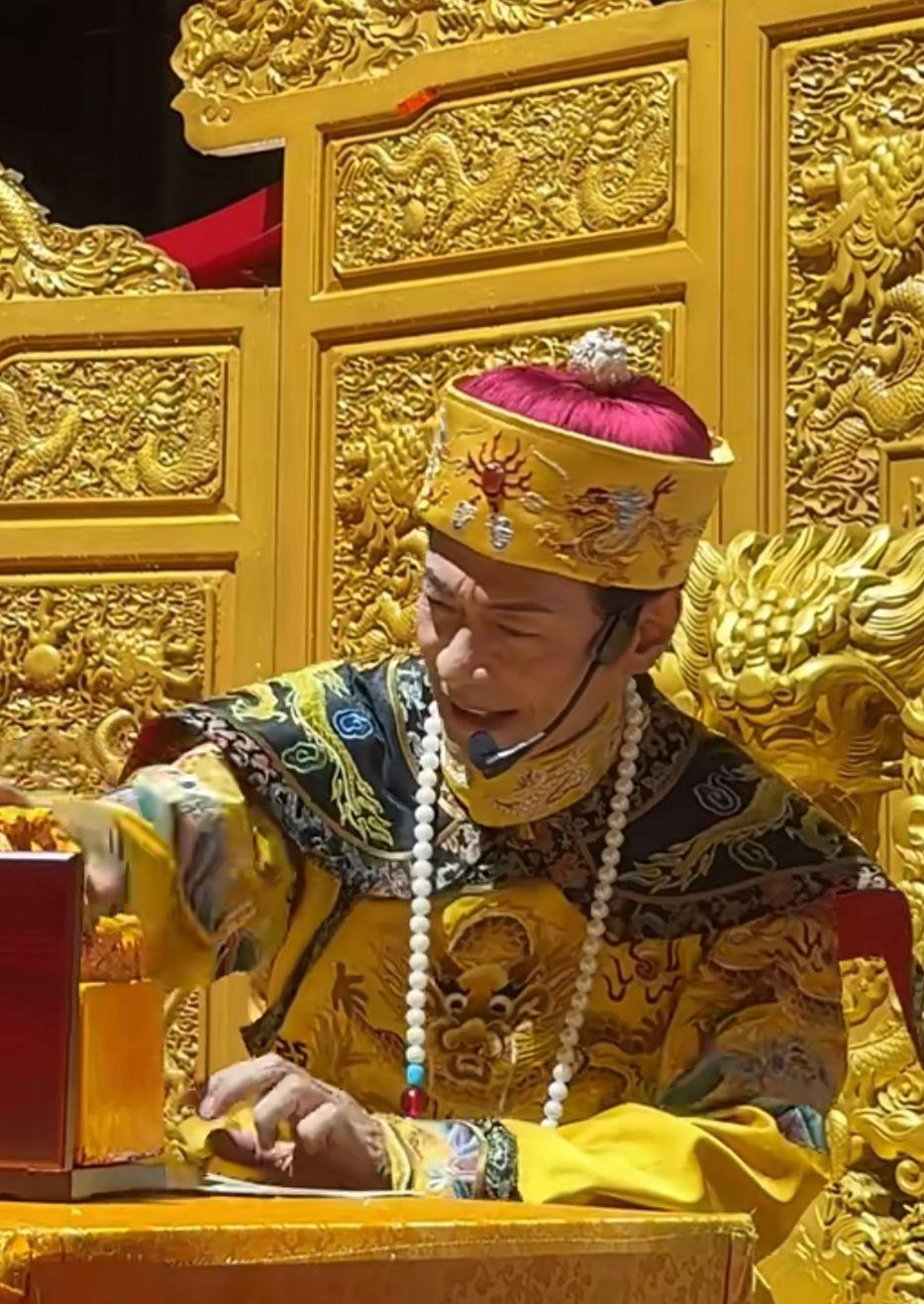 江華重現《九五至尊》造型扮皇帝。