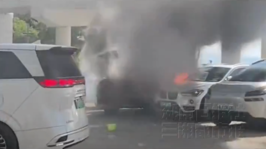 電動車從冒煙到起火不到一分鐘,3分鐘內火勢就已經完全失控。