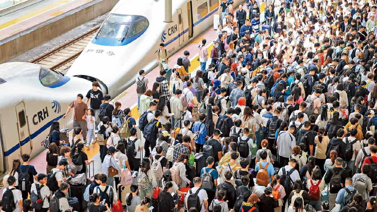 內地多地昨迎來返程高峰,圖為旅客在南京火車站有序出站。(新華社)