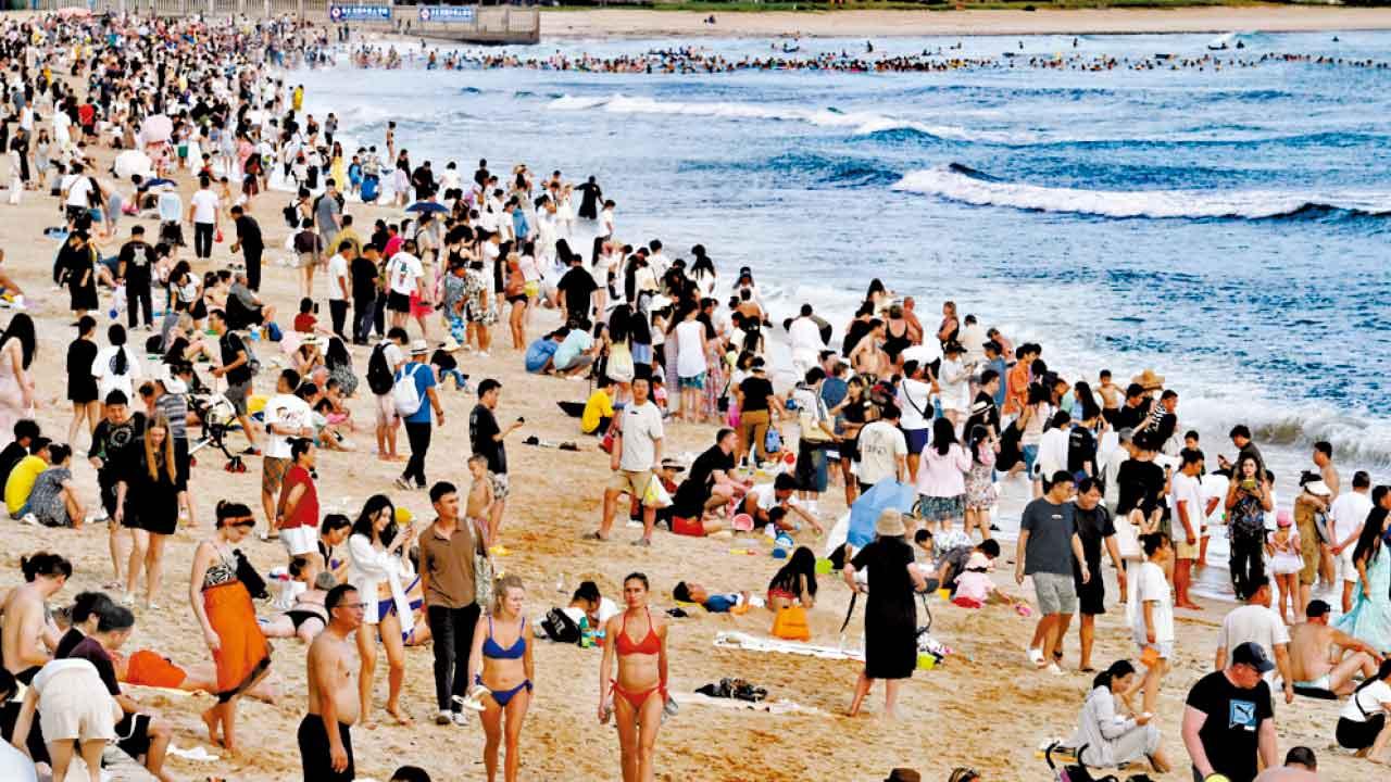 海南省三亞市大東海景區,在黃金周期間氣氛熱鬧。(新華社)