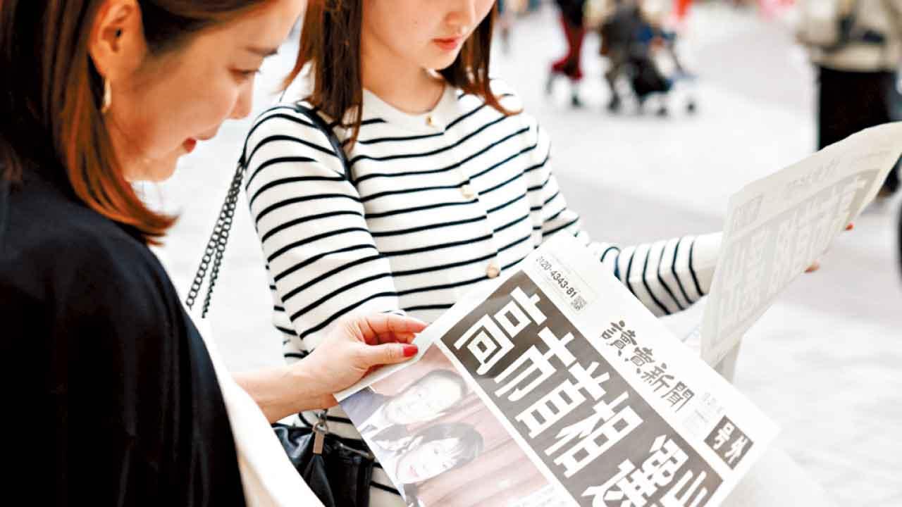 民眾閱讀高市當選首相號外。