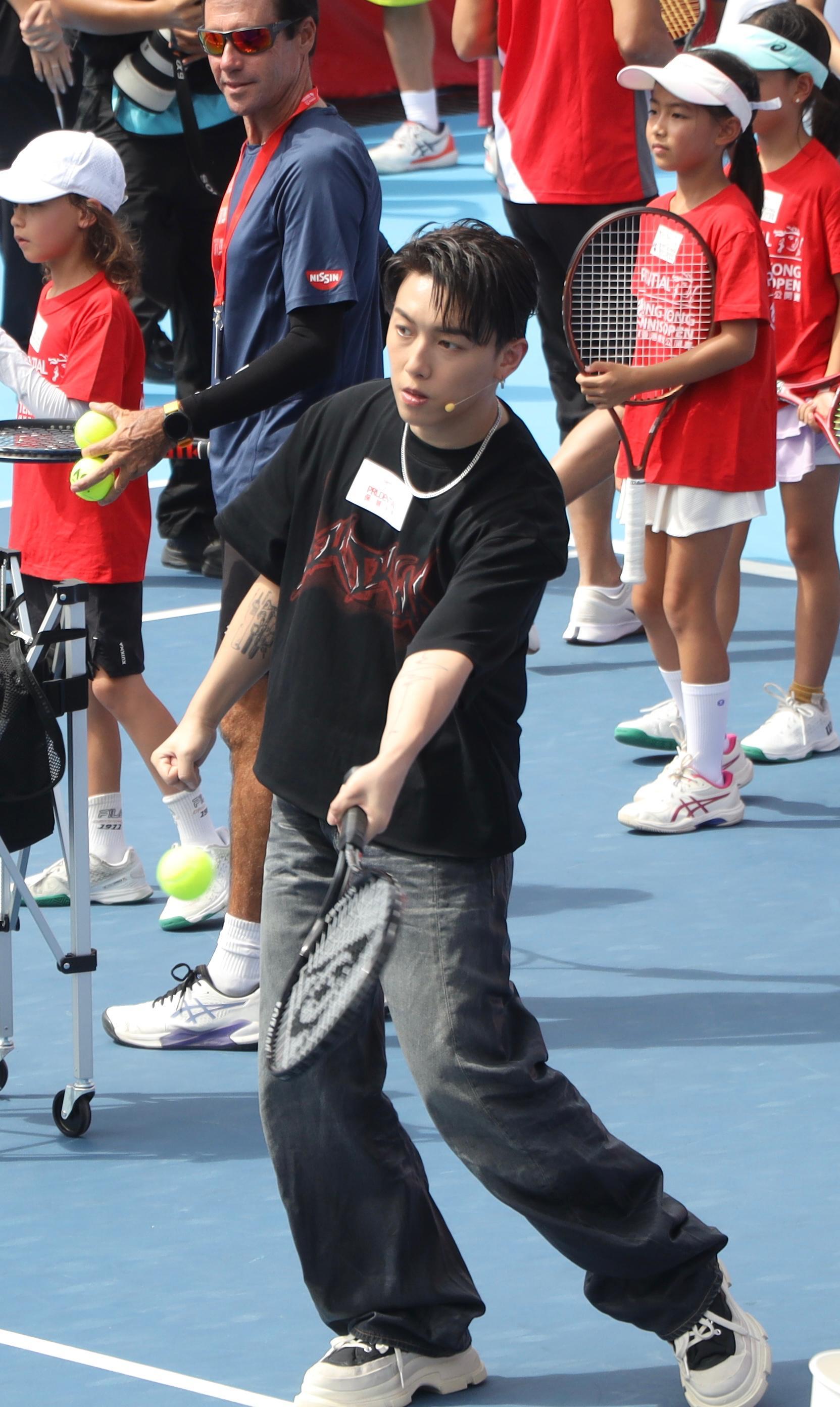 MC張天賦首次打網球,沾沾連發5球擊中目標。(娛樂組攝)