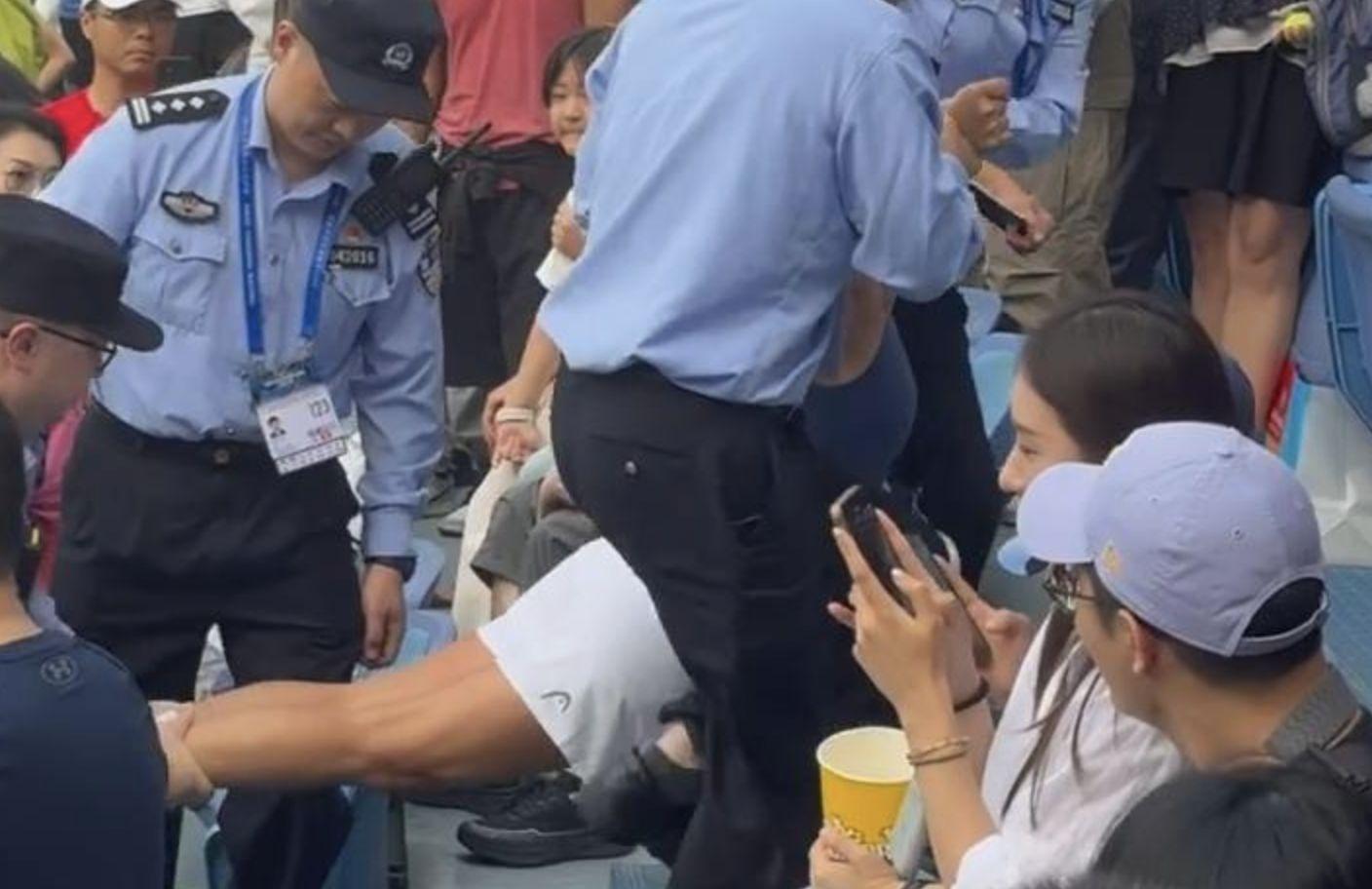 涉案謝姓女球迷最終被抬離場。(影片截圖)