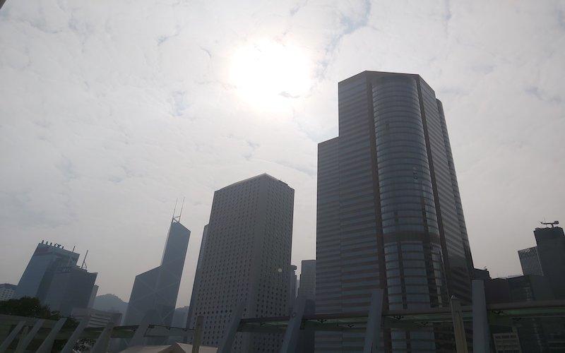 IFC的空中花園。走進IFC商場後,乘搭扶手電梯到最上層,推開玻璃門就可到達。