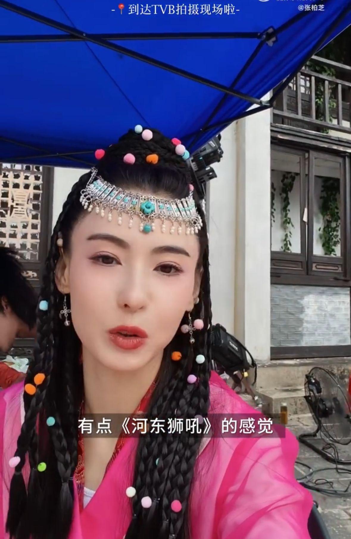 張栢芝的造型打扮恍如黎姿昔日所飾演趙敏一角扮演蒙古紹敏郡主。