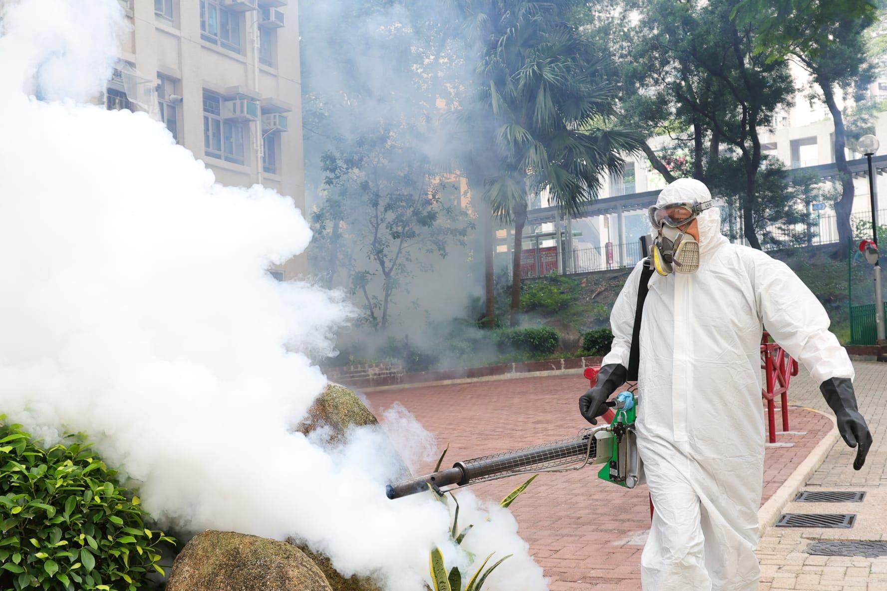 職員在區內進行滅蚊工作。(資料圖片)