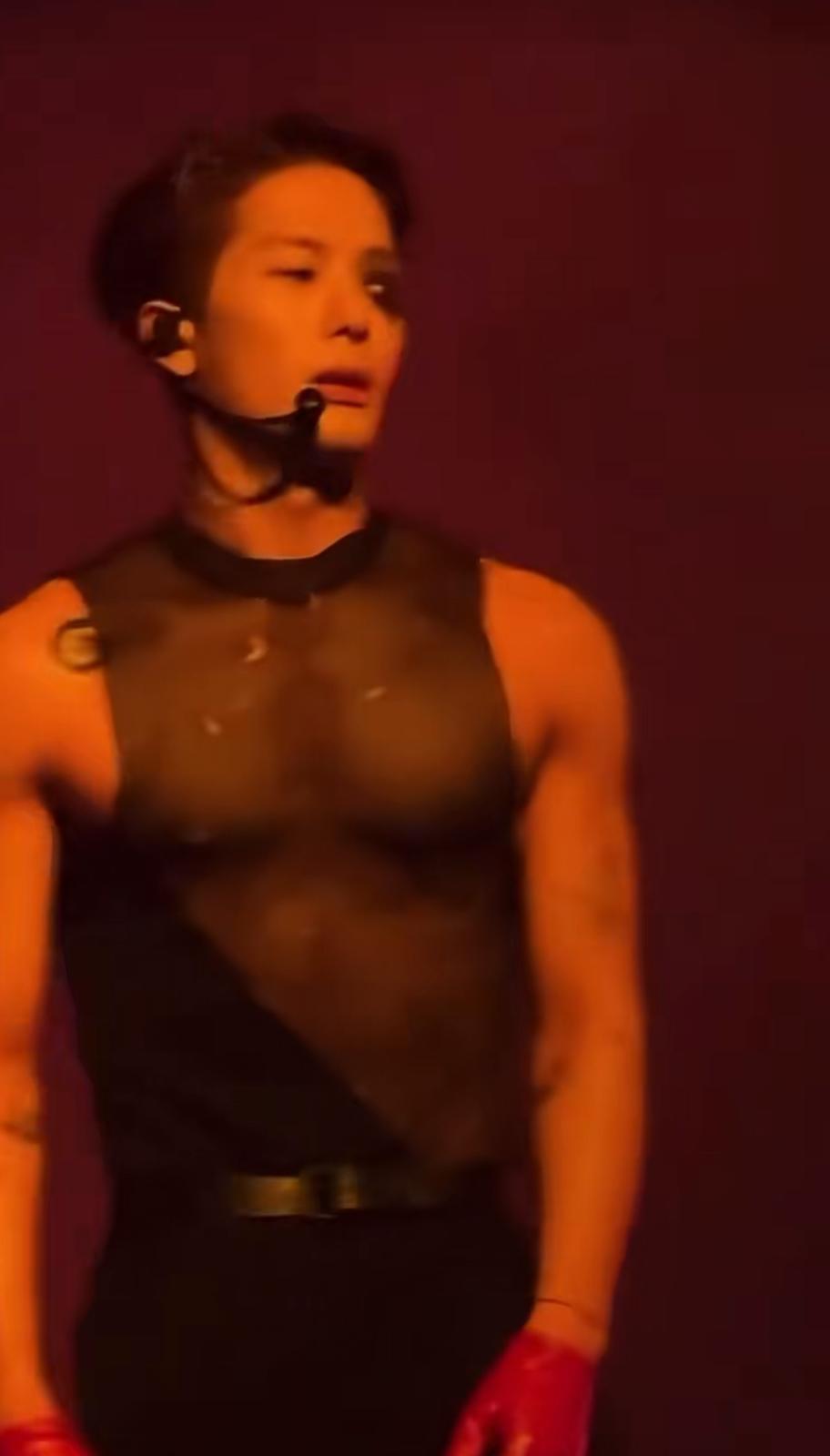 Jackson少不了曬肌派福利。