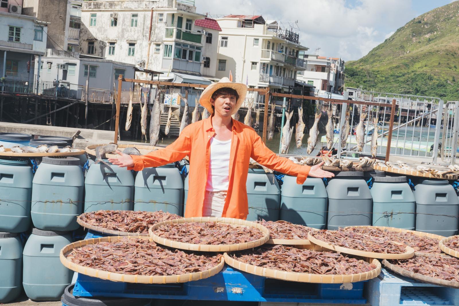 阿聰將《海賊王》的特色草帽、橙衫,融入他最型艇家打扮。