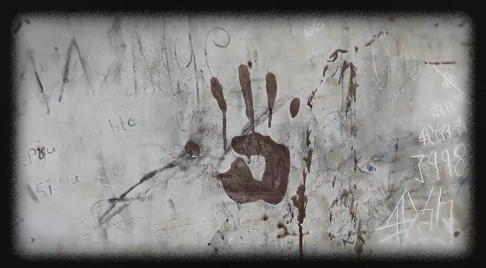 圖為徐發啟犯罪集團關押電詐人員的小黑屋內,牆上留下的血手印。(公安部供圖)