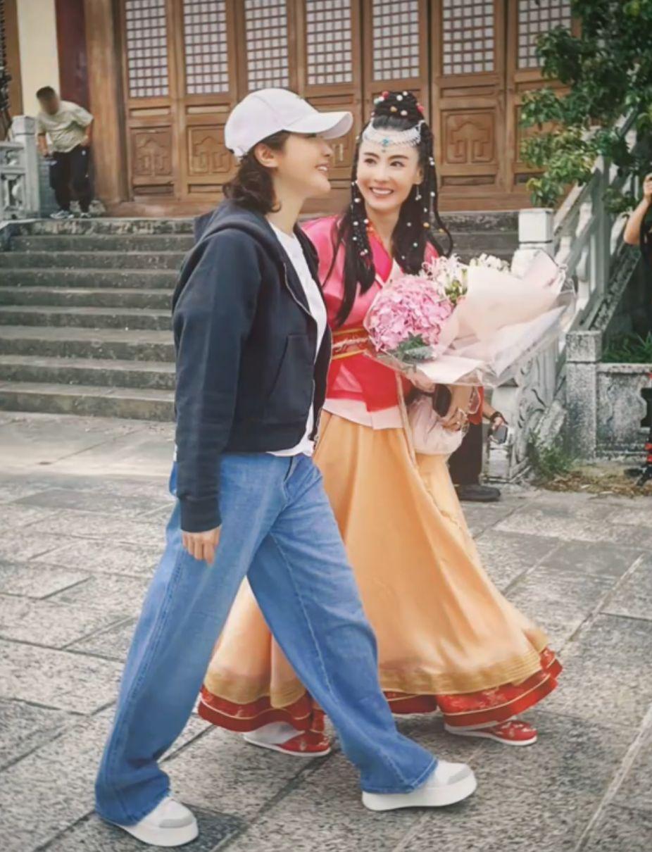 黎姿與張栢芝於TVB電視城古裝街散步。