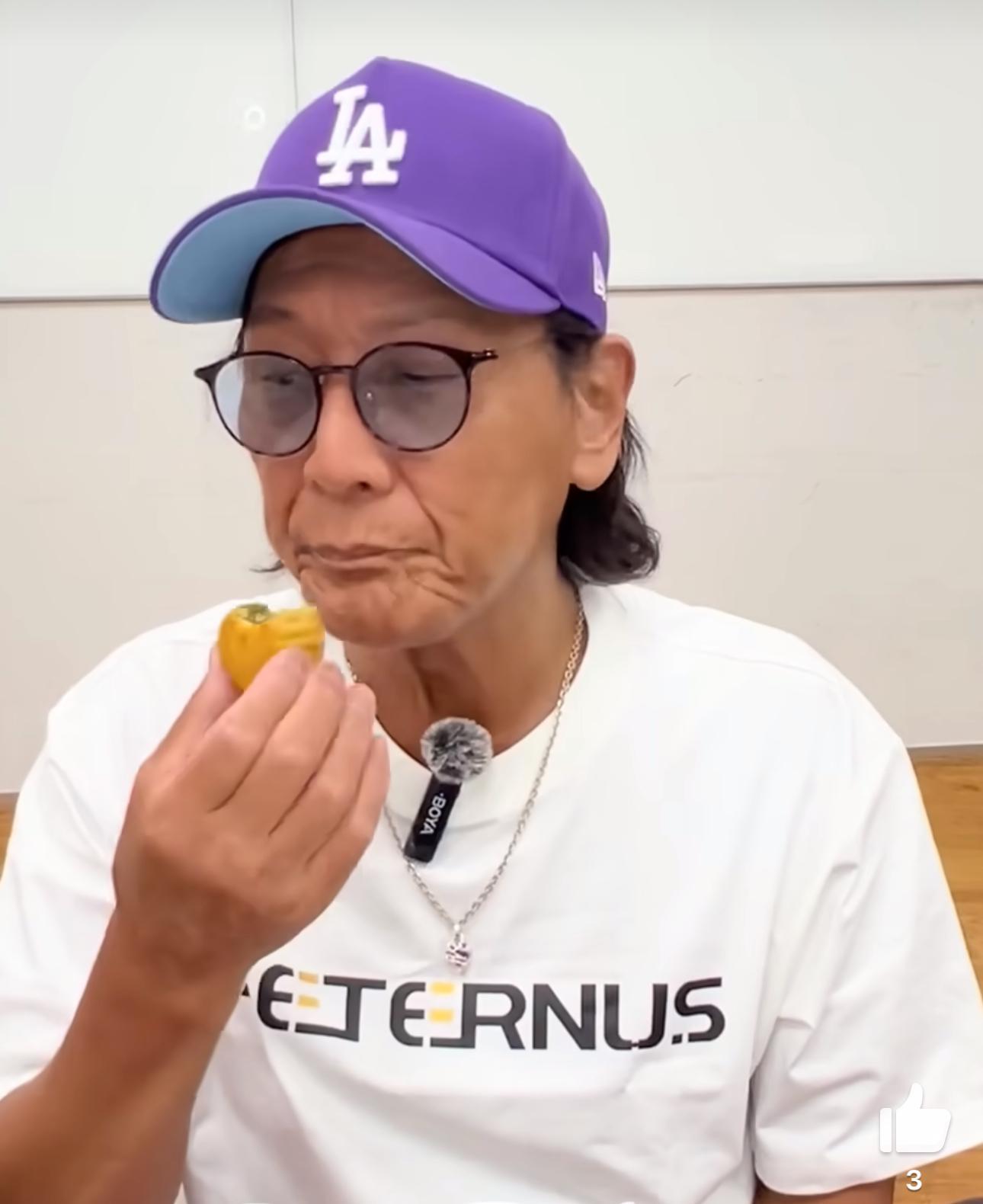 加藤鷹趁住中秋應節分享食月餅影片。