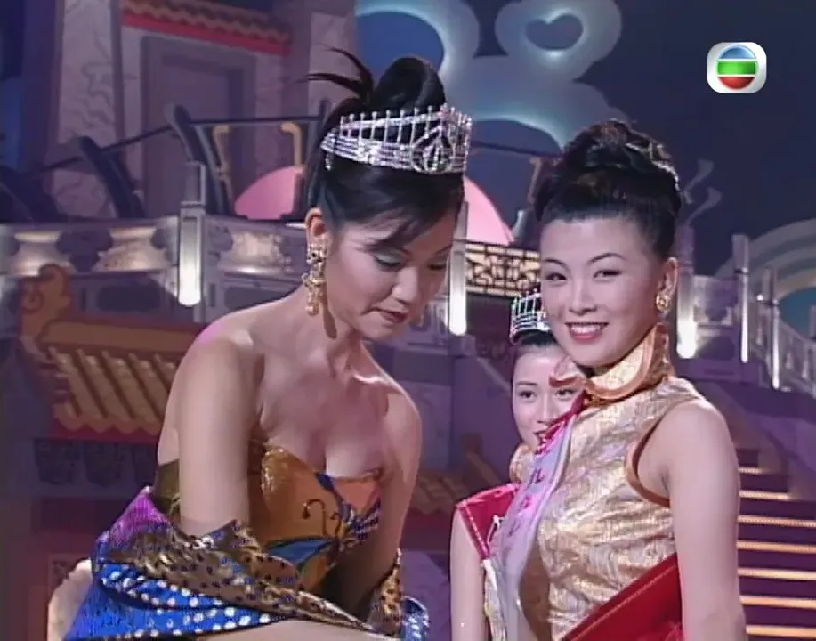 李明慧參加1997年香港小姐競選奪亞軍,與冠軍翁嘉穗、季軍佘詩曼屬同屆。