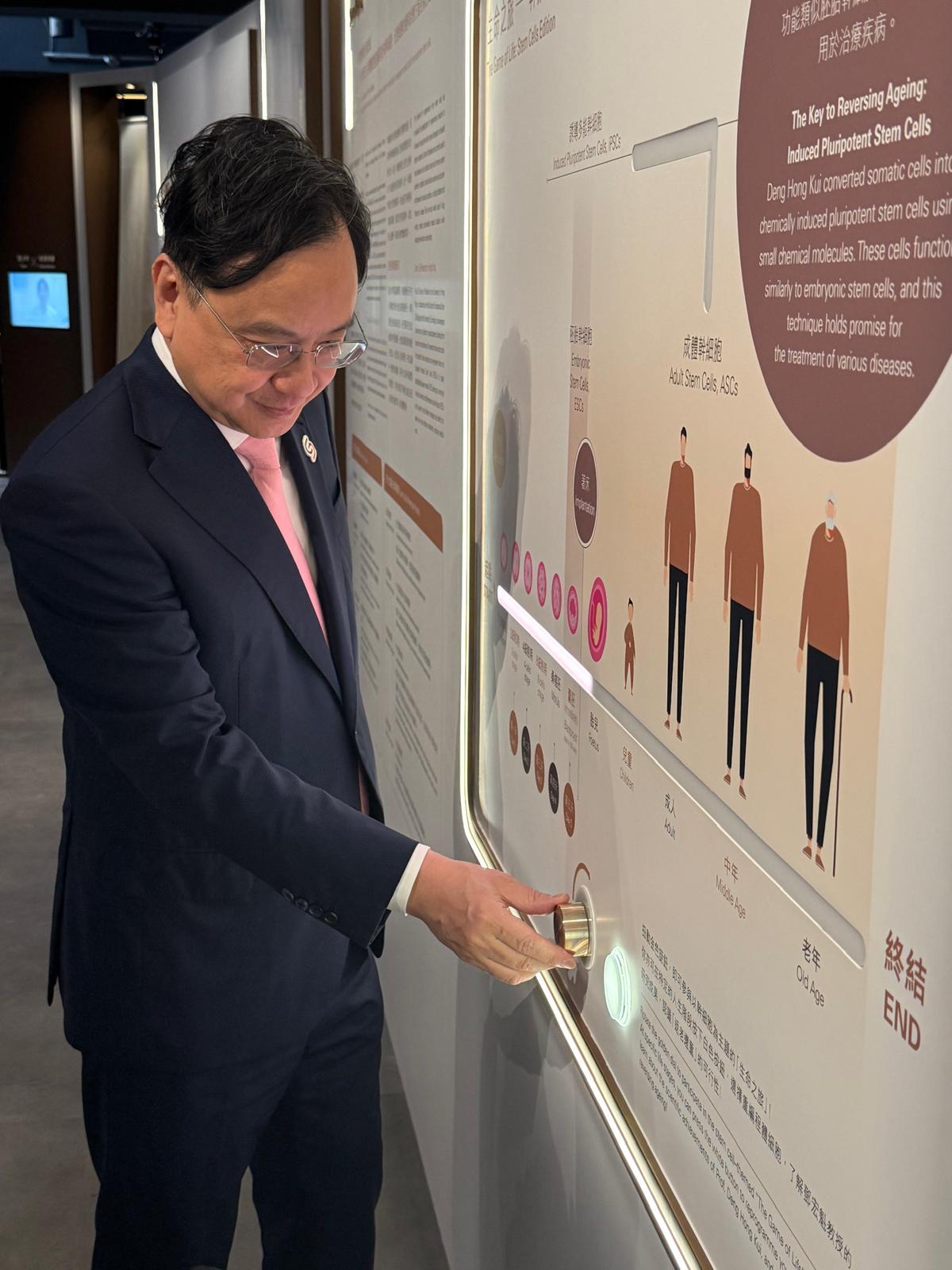 香港科學院院長盧煜明今天與科學館館長(拓展)徐志文帶領傳媒導賞,介紹今年七位獲獎者的研究