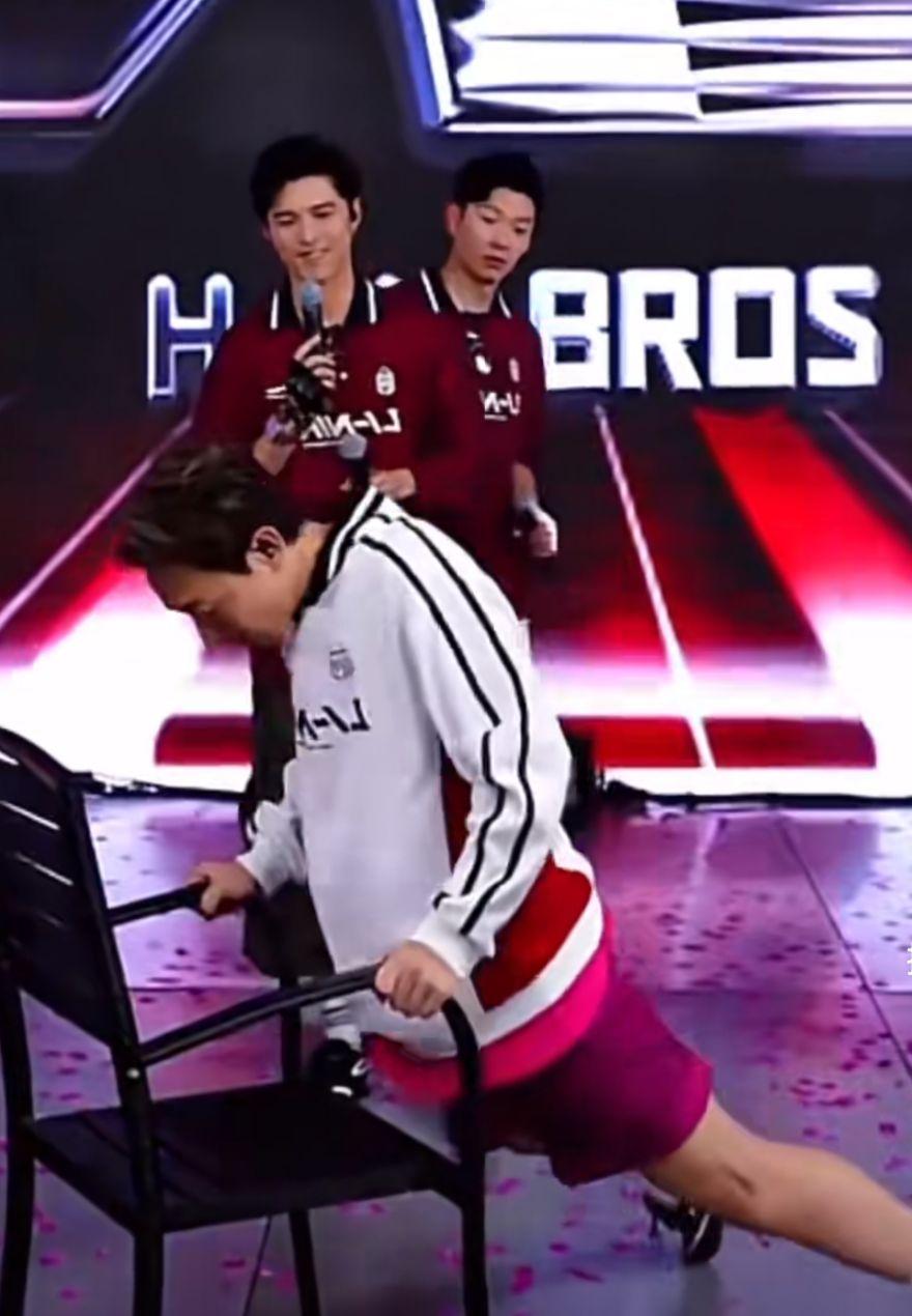 梁競徽模仿好朋友林峯在演唱會表演招牌「表櫈舞」。