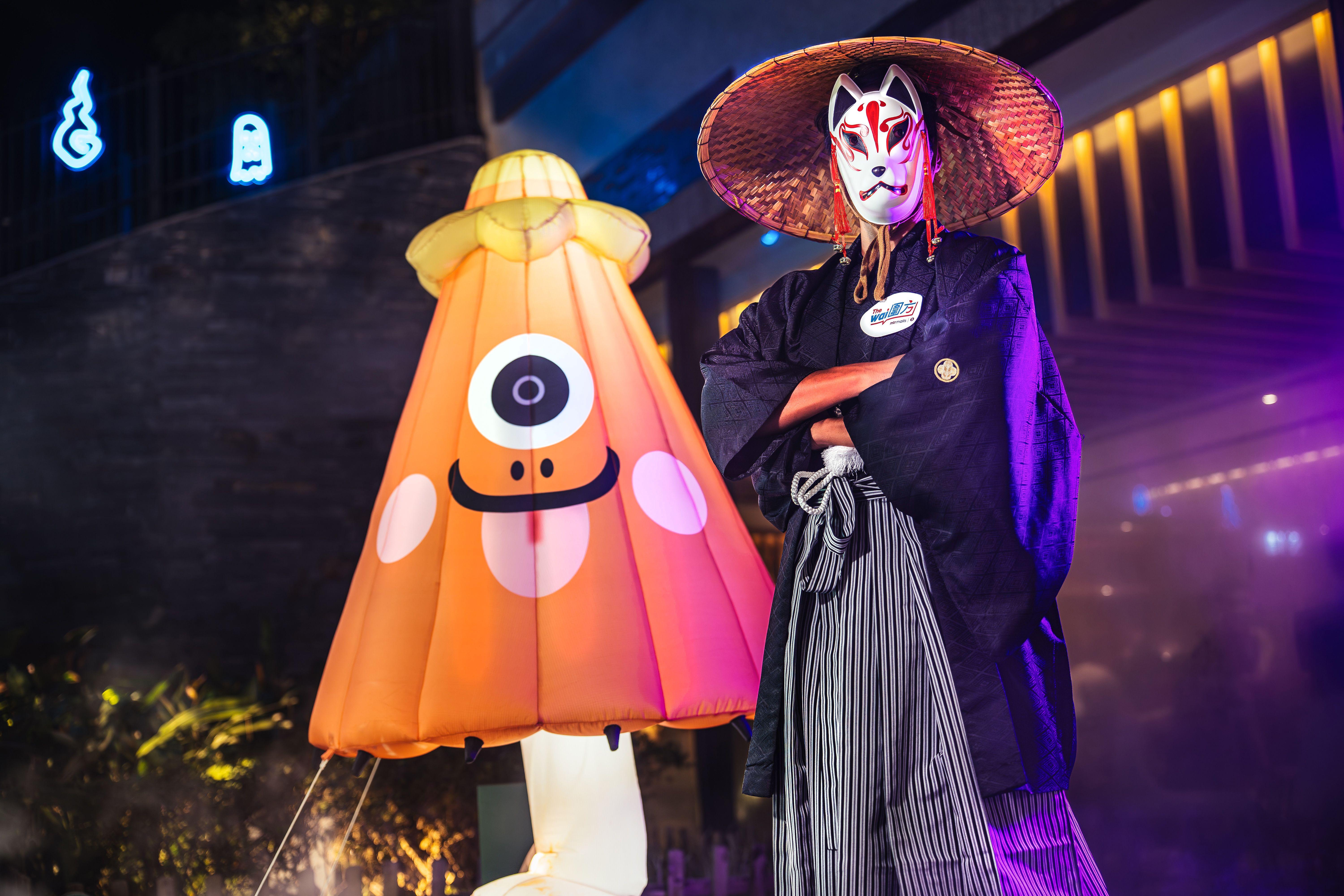 遭人遺忘的油紙傘,在汲取天地日月精華 後,化身為獨腳獨眼的「傘妖」。