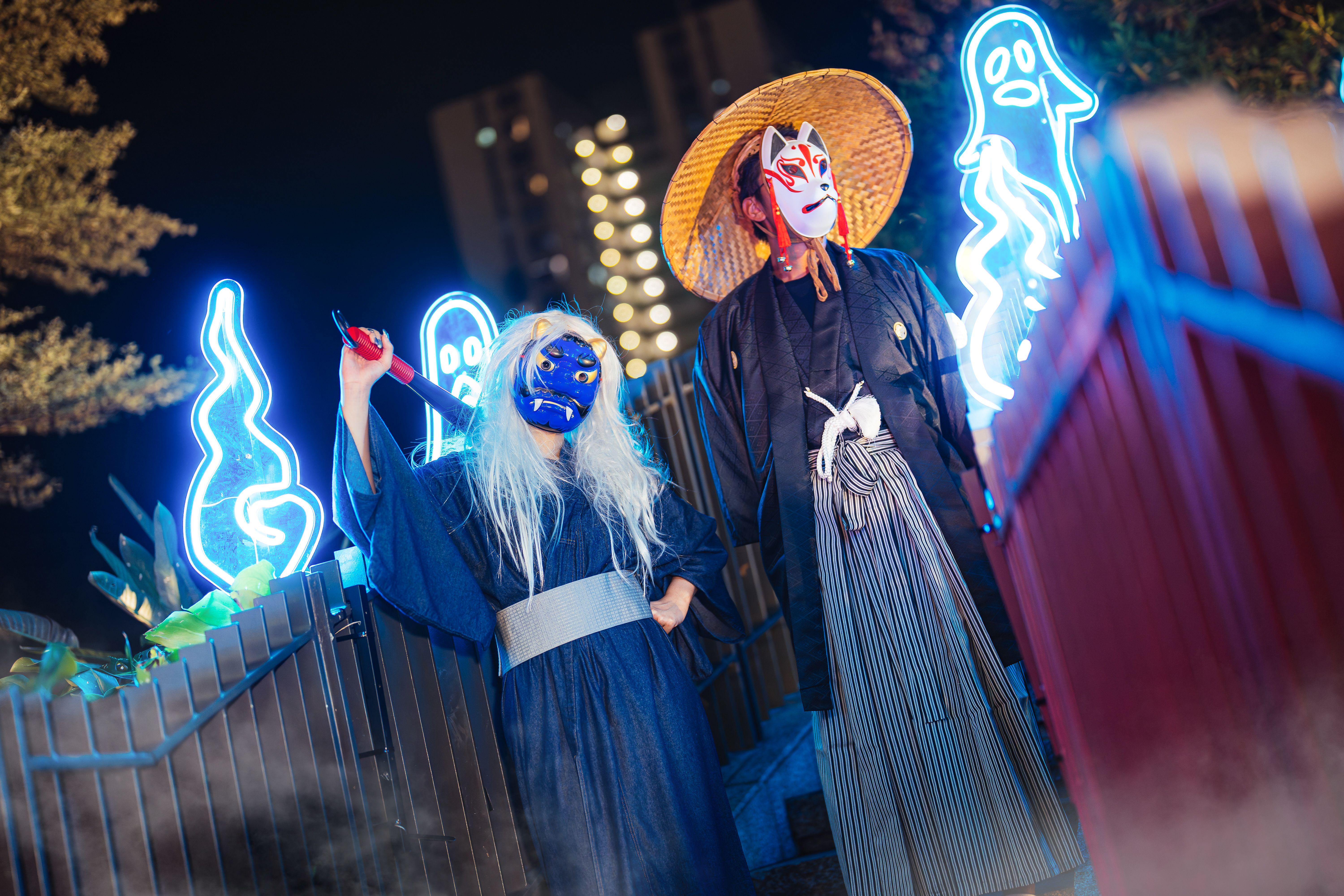 踏入這條幽暗的迴廊,彷彿走進了現實與妖 異的結界。