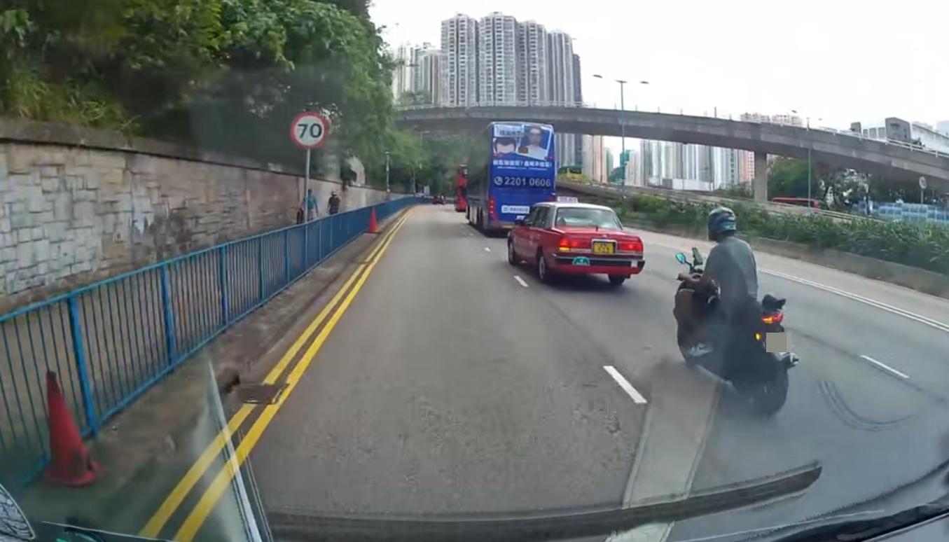 觀塘道發生車禍。(fb「車cam L(香港群組)」截圖)