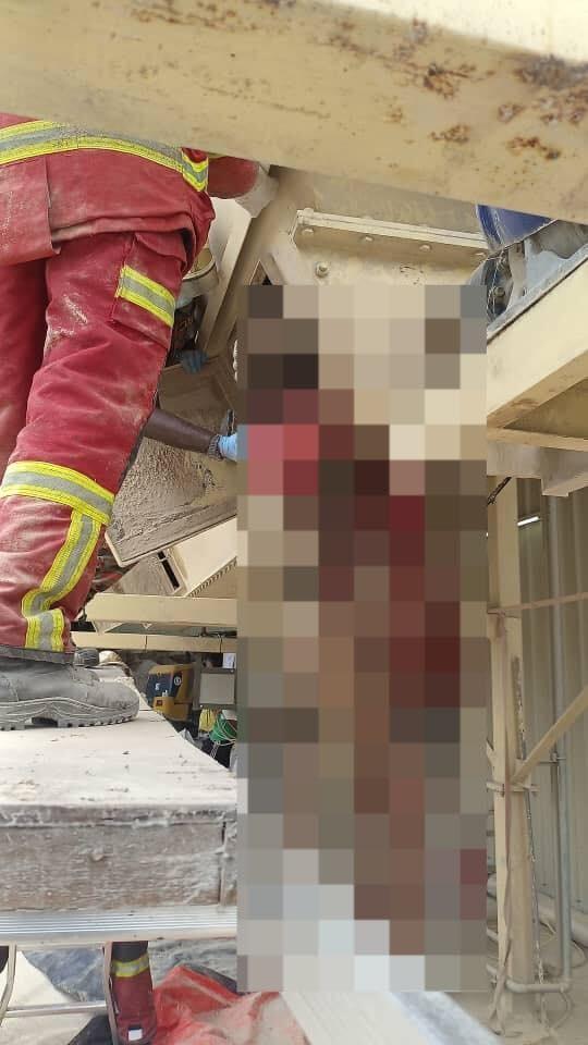 工廠技術人員以手動方式啟動機器,使磨刀以極慢的速度反向旋轉,最終成功將遺體取出。(FB)