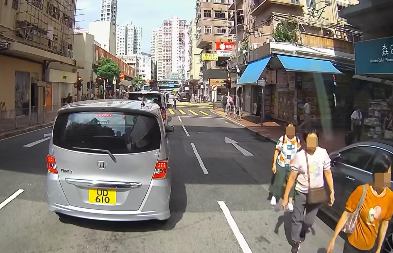 荃灣發生交通意外。(fb「車cam L(香港群組)」截圖)