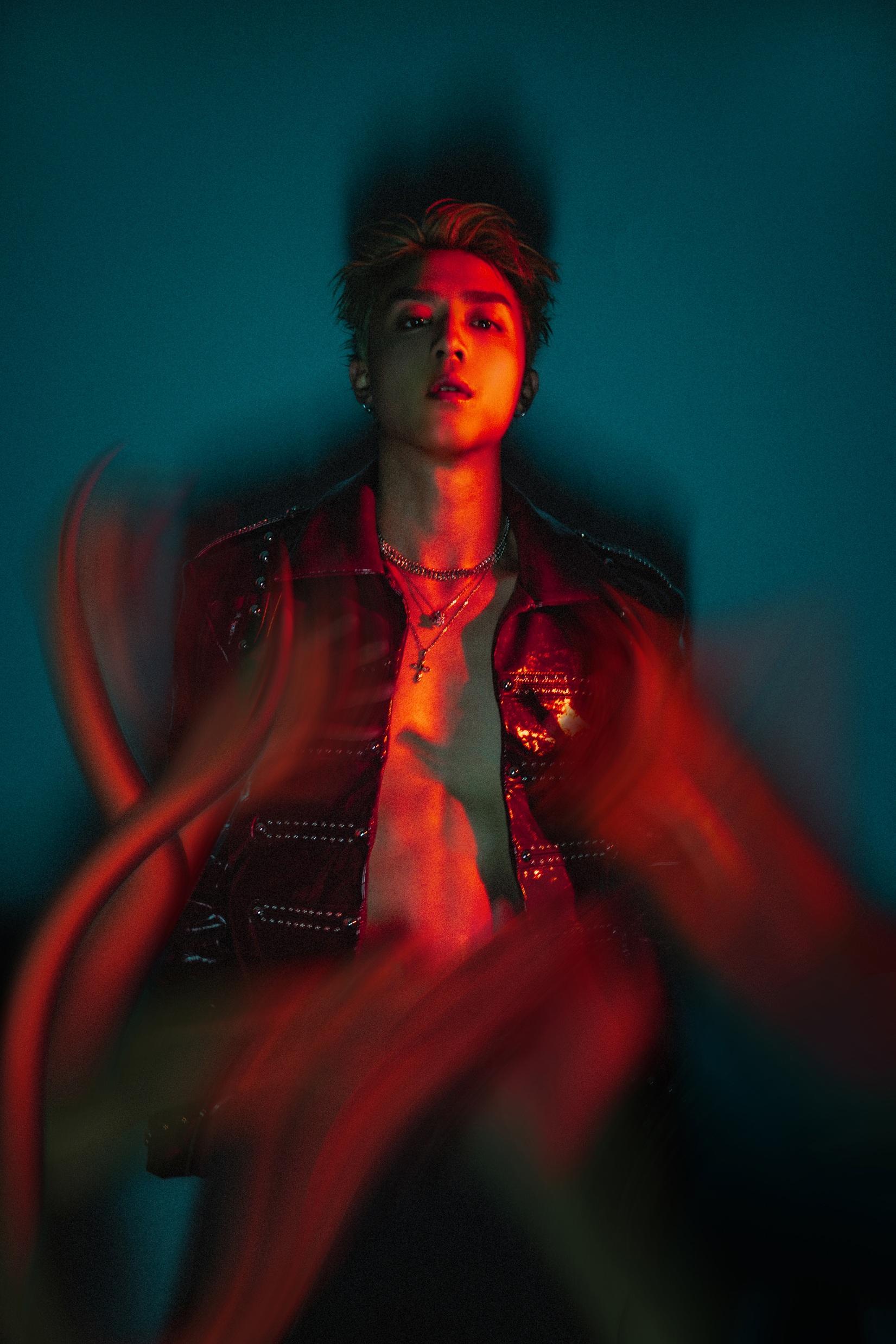 AK江𤒹生新歌《叛逆動物》真空上陣晒胸肌。