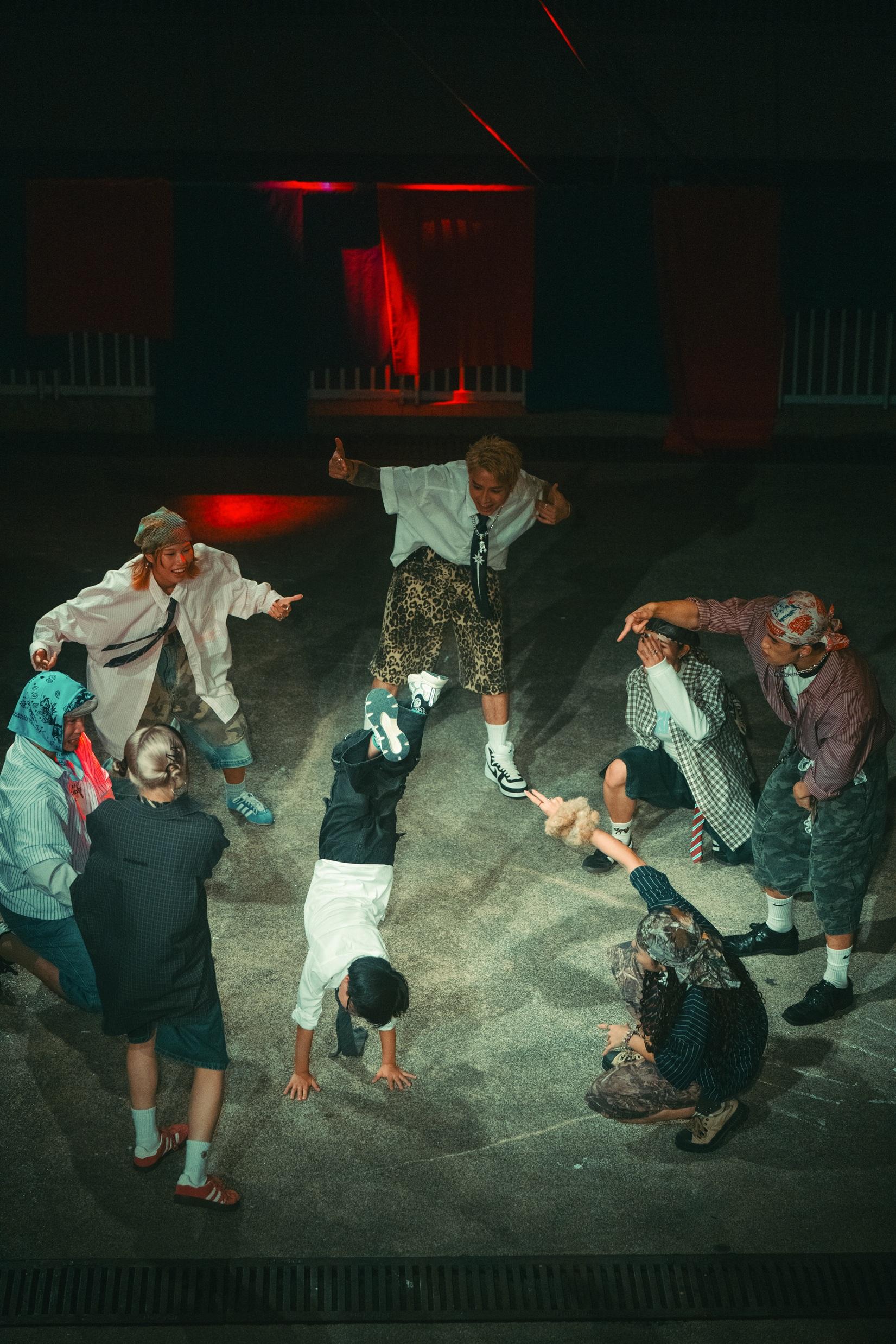 AK江𤒹生拍新歌《叛逆動物》MV,被8歲小舞王Ethan的功力震懾。