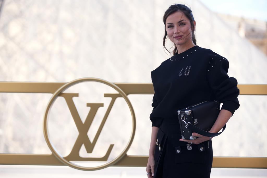 作為「邦女郎」的安娜,同樣愛好刺激。