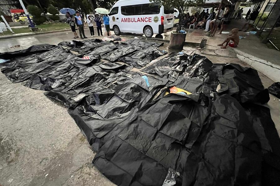 菲律賓6.9級地震教堂大鐘墮地 猛烈搖晃街上民眾嚇到緊緊擁抱(有片)