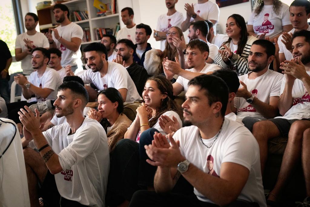 大衛終於獲釋,令親友激動不已。(路透社、美聯社)