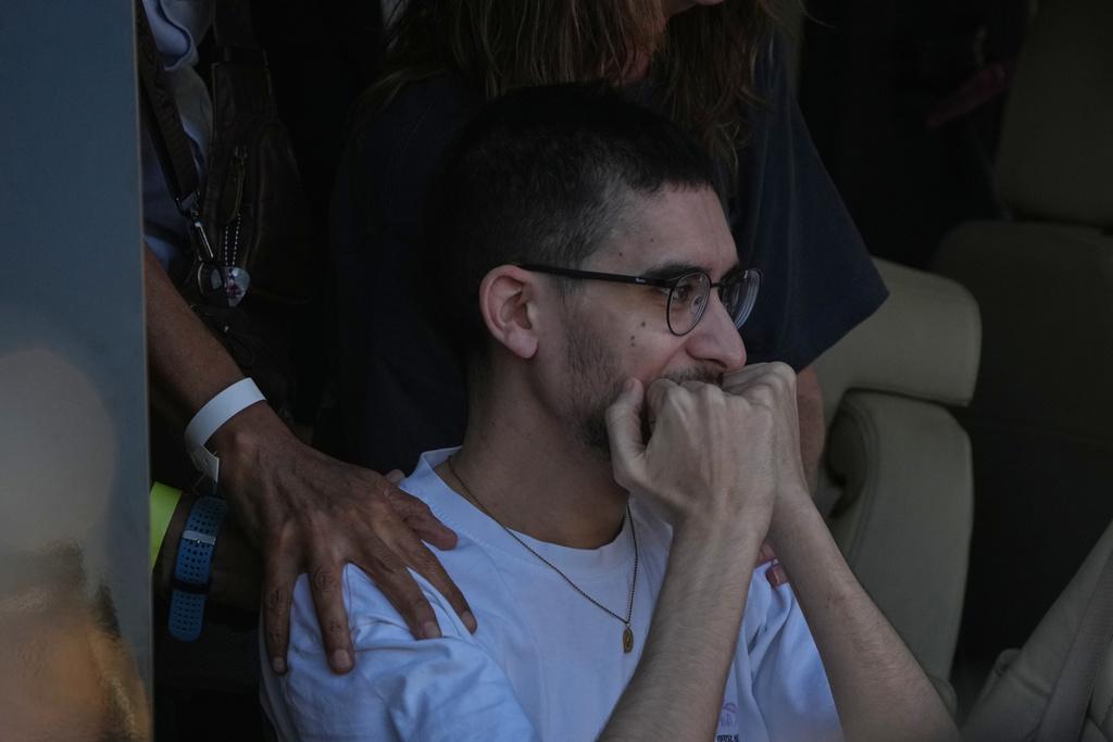 大衛終於獲釋,令親友激動不已。(路透社、美聯社)