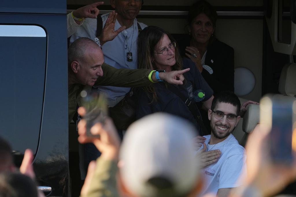 大衛終於獲釋,令親友激動不已。(路透社、美聯社)