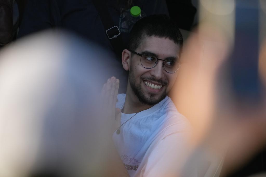 大衛終於獲釋,令親友激動不已。(路透社、美聯社)