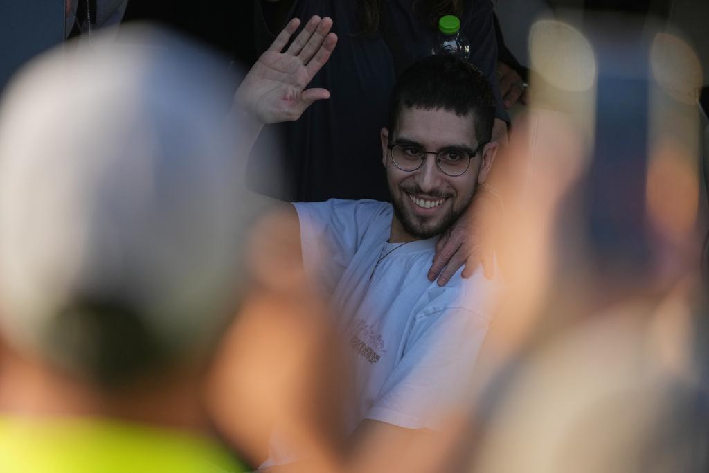 大衛終於獲釋,令親友激動不已。(路透社、美聯社)