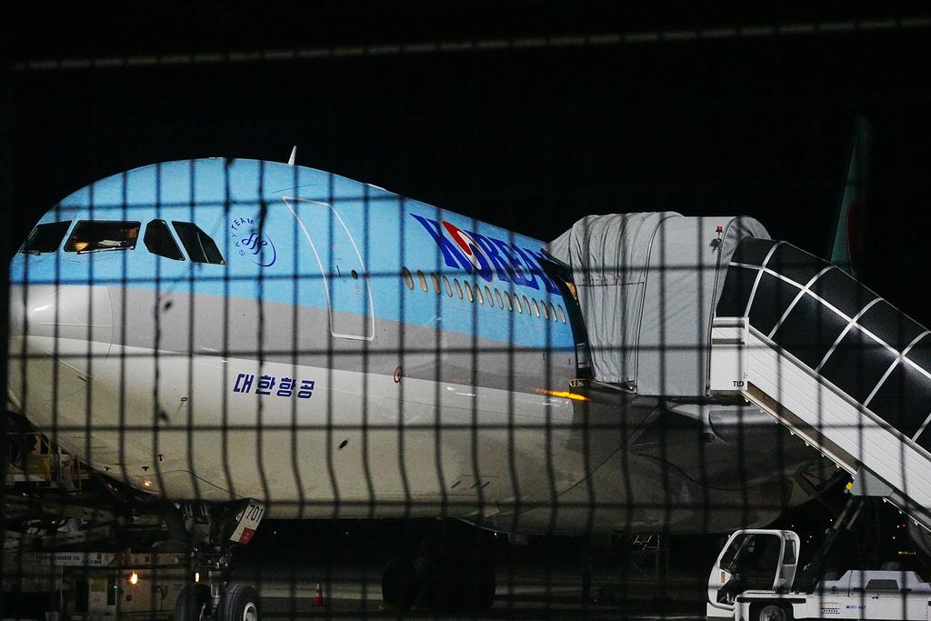 大韓航空10月17日派機到柬埔寨押回一批涉及詐騙的南韓人。(美聯社)