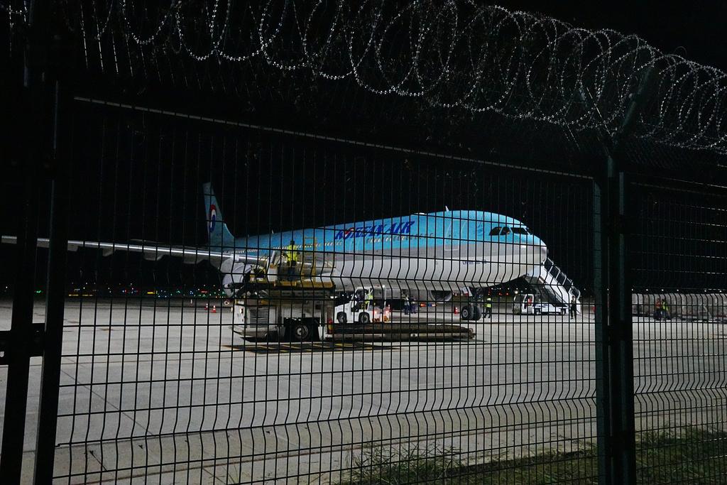 大韓航空10月17日派機到柬埔寨押回一批涉及詐騙的南韓人。(美聯社)