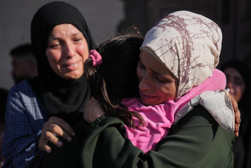 以軍周日再炸加沙多處。(美聯社、路透社)