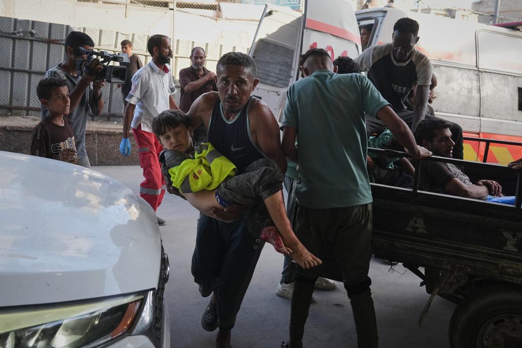 以軍周日再炸加沙多處。(美聯社、路透社)