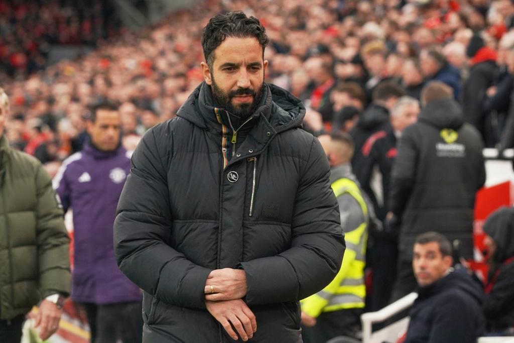 曼聯主帥艾摩廉神情嚴肅。(路透社)