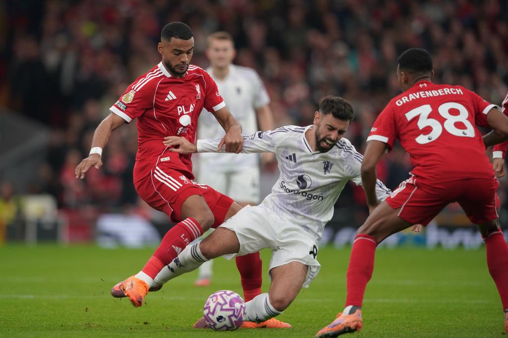 英超雙紅會利物浦主場對曼聯,般奴費南迪斯助攻助守。(美聯社)