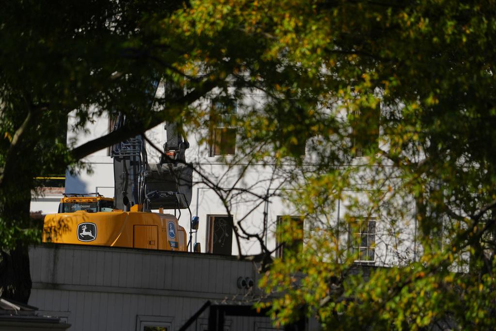 白宮東翼部分位置被拆卸。(美聯社、路透社)