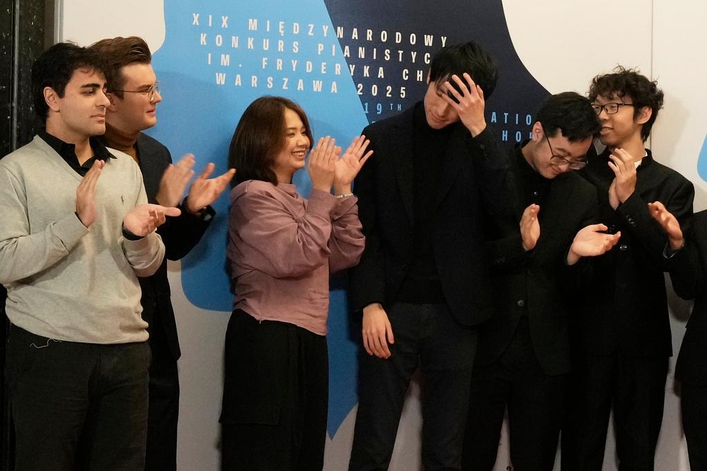 美籍華人陸逸軒(Eric Lu)在第19屆蕭邦國際鋼琴大賽榮獲首獎時反應。(美聯社)