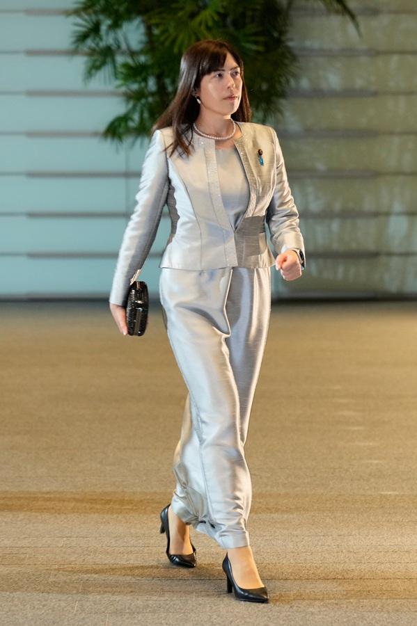 高市早苗政府最年輕閣員當過模特兒 穿高踭鞋近180cm高氣場超強