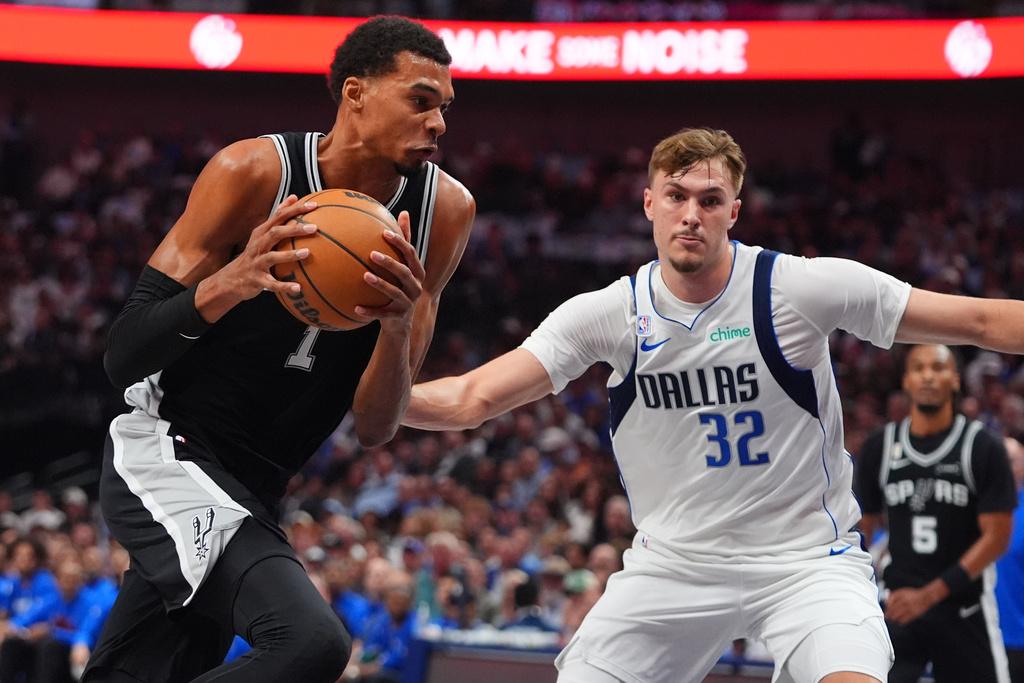 馬刺125:92大勝獨行俠。(美聯社)