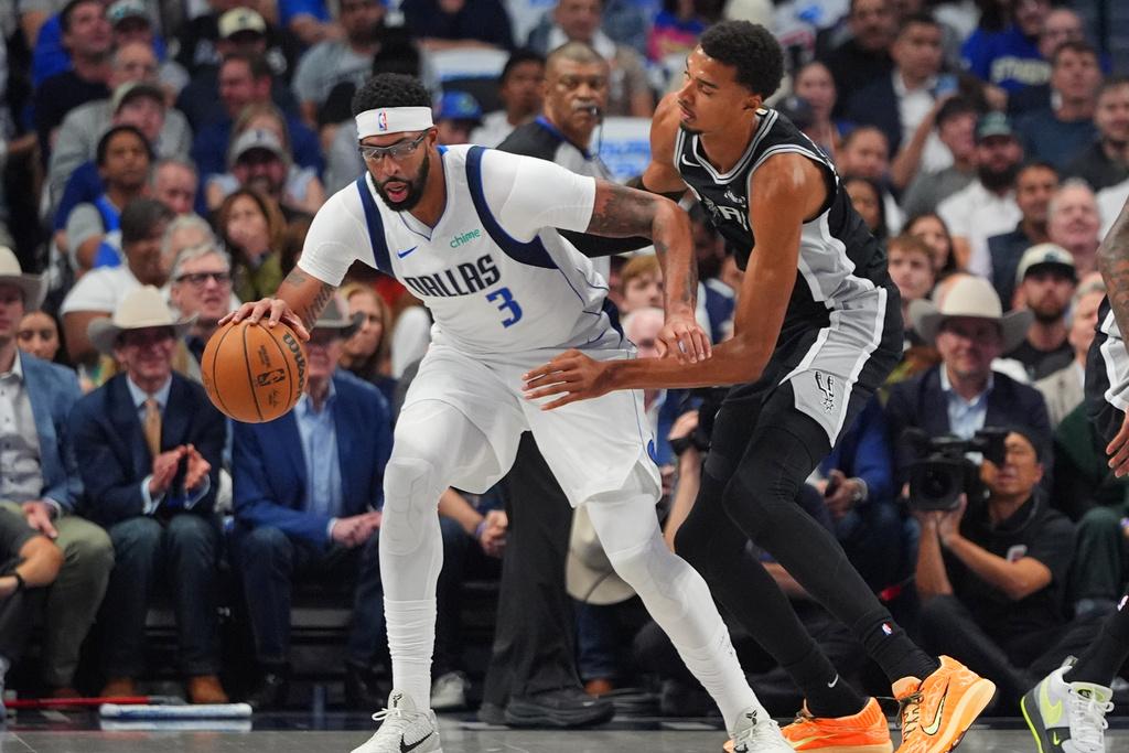 馬刺125:92大勝獨行俠。(美聯社)