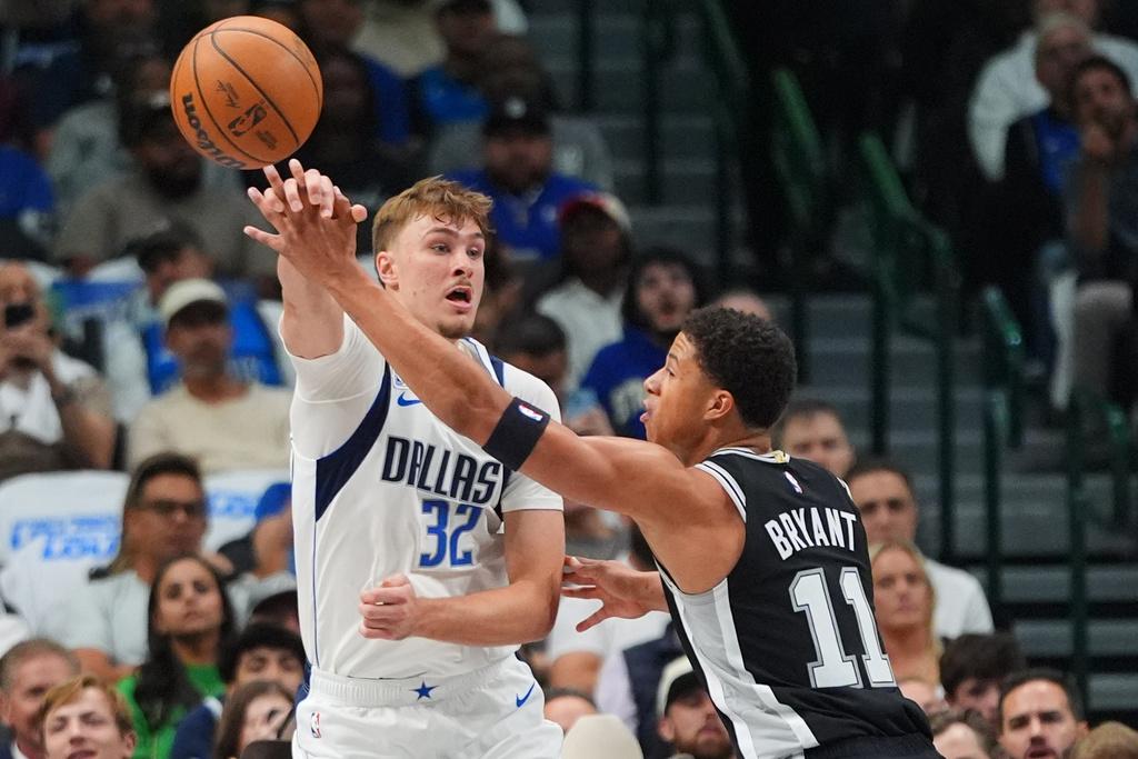 馬刺125:92大勝獨行俠。(美聯社)