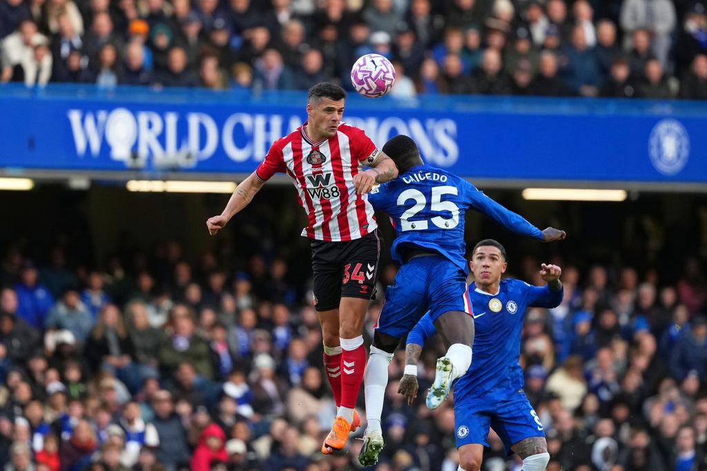 格列沙加 (Granit Xhaka) 令新特蘭中場添經驗。