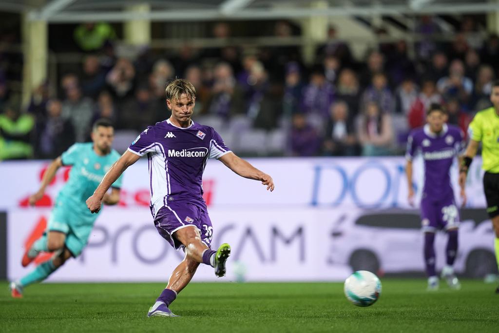 古蒙臣為費倫天拿射入12碼先追回一球。(美聯社)