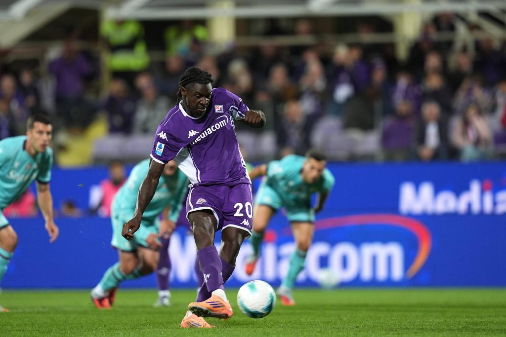 摩斯堅恩射入另一個12碼,令費倫天拿追平2:2。(美聯社)