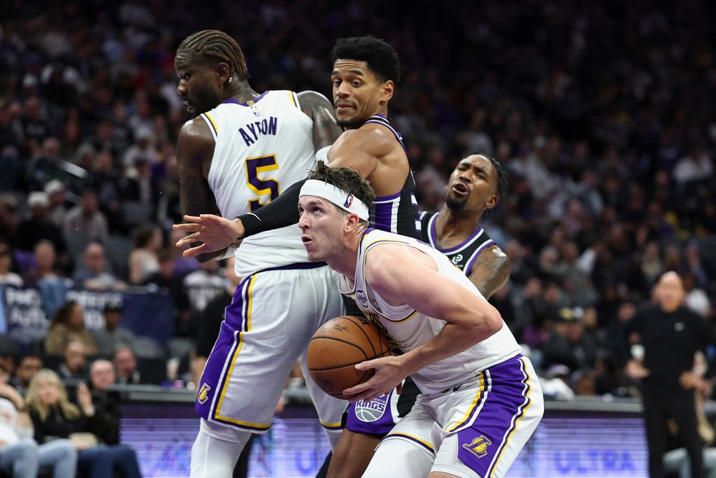 湖人127:120擊敗帝王。(美聯社)